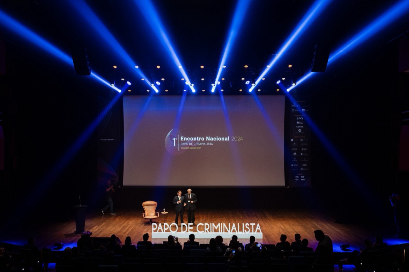 Palco do 1º Encontro Nacional com telão e iluminação cênica