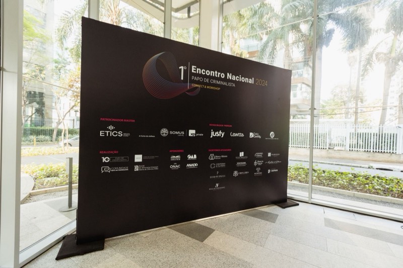 Backdrop oficial com patrocinadores e escritórios apoiadores