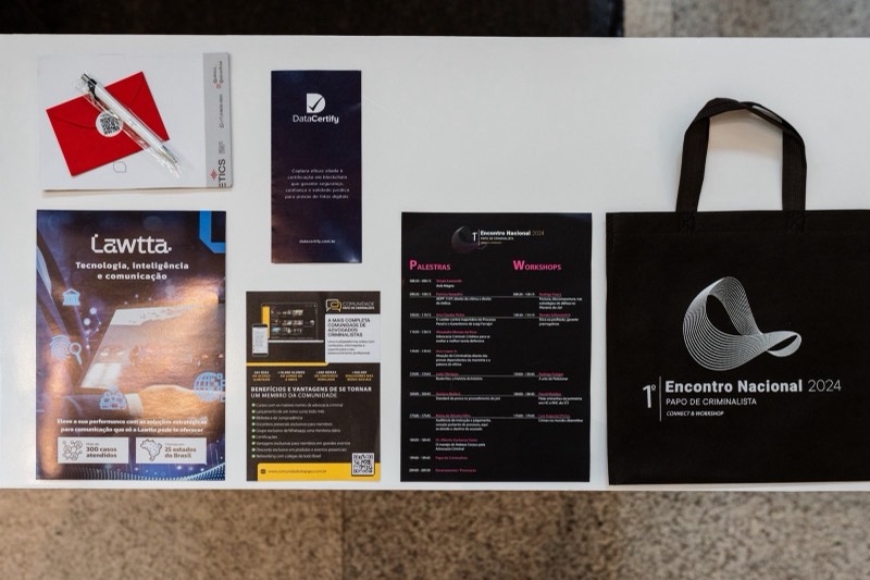 Kit do participante com programação e materiais dos patrocinadores
