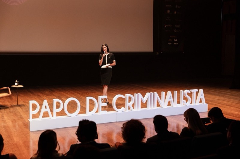 Mestre de cerimônias conduzindo o evento