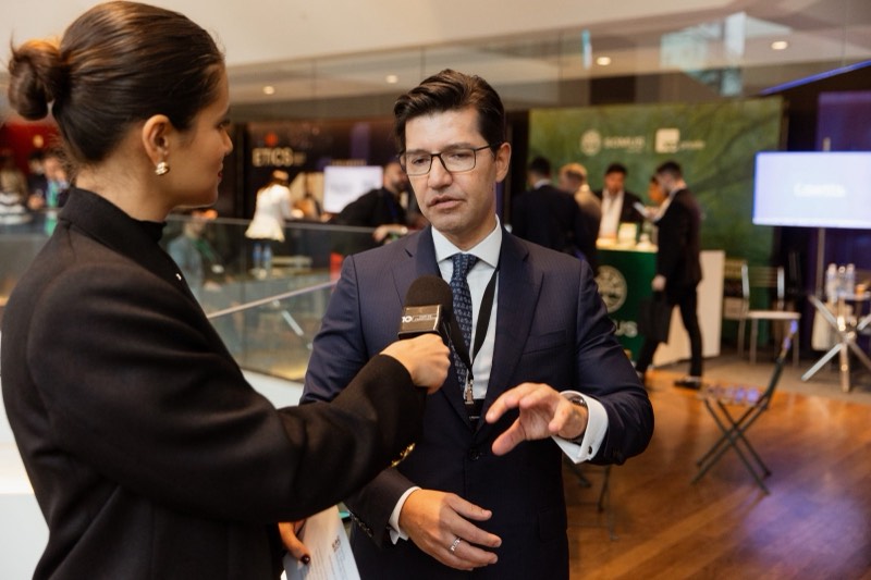 Repórter entrevistando palestrante
